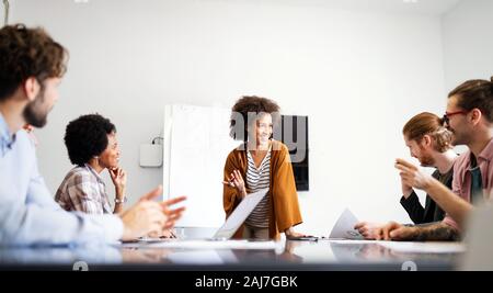 Die Zusammenarbeit und die Analyse von Geschäftsleuten arbeiten im Büro Stockfoto