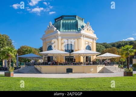 Österreich, Wien - 3. September 2019: Tiergarten Schönbrunn's Restaurant Kaiser Pavillon Restaurant Kaiserpavillon an einem sonnigen Tag in Wien, Österreich Stockfoto