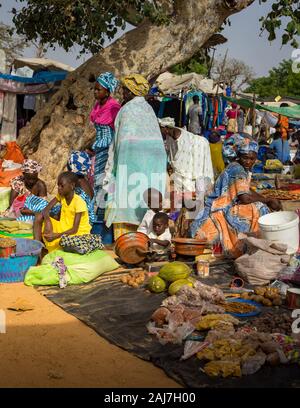 Frauen und Kinder verkaufen frisches Obst und Erzeugnisse auf dem örtlichen Markt in Senegal, Afrika - Foto: Iris de Reus Stockfoto