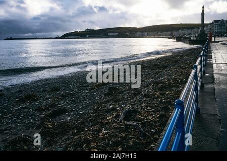 Douglas Hafen gesehen vom promemade mit der Strand in der Nähe von High Tide Stockfoto