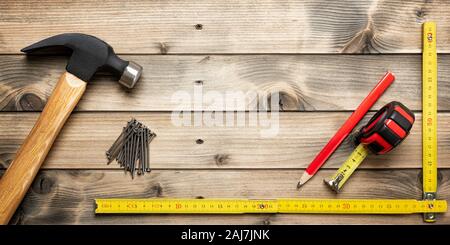 Blick von oben auf den Hammer und die Holzarbeit Tools auf einem antiken Holztisch. Bauwirtschaft, die es selbst tun. Text Raum. Stockfoto