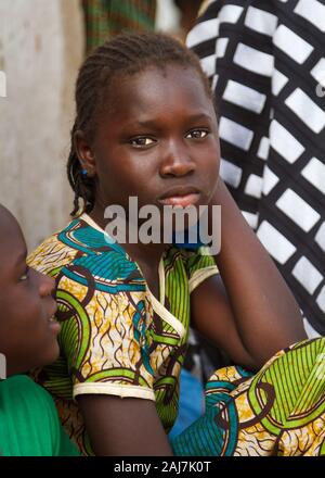 Schöne teenage senegalesischen Mädchen träumen auf dem lokalen Markt in Senegal, Afrika - Foto: Tony Taylor Stockfoto