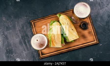 Schieberegler, rustikal, sieben Brücken, Käse, Zwiebeln, hausgemachte Hamburger, britisches Bier, Fleisch, Salat Stockfoto