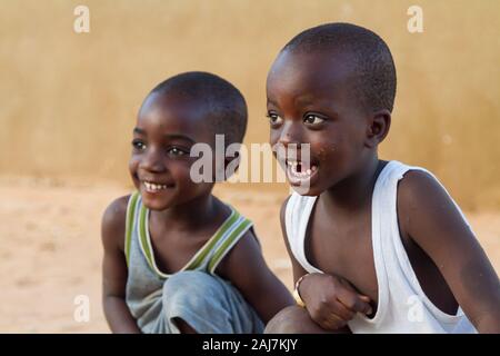 Die senegalesischen Jugendlichen jungen Lachen und Spielen draußen auf einer staubigen Piste in Senegal Saly, Senegal, Afrika - Foto: Tony Taylor Stockfoto