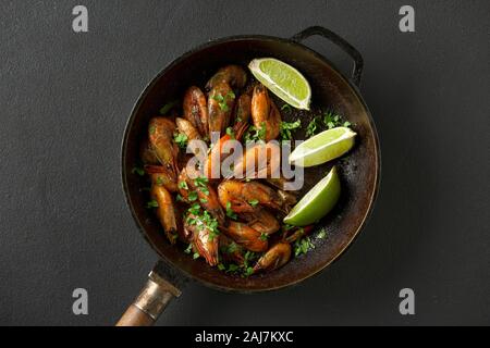 , Tacosshrimp Tacos, Honig Knoblauch Garnelen, Krabben Braten Butter rühren, Knoblauch, Pfeffer, Pfeffer Kalk Kalk Stockfoto