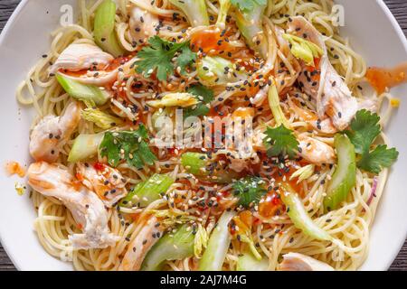 Suppe essen Suppe Suppe Sellerie Suppe mit Stäbchen Ramen Nudeln Eiernudeln Stockfoto