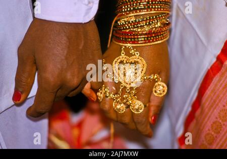 Schmuck an der Hand eines gerade geheiratet lokale Frau in Hampi Stockfoto