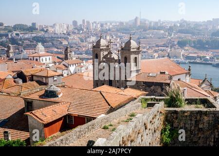 Blick über die Stadt Porto mit Kloster Sao Joao Novo Kirche im Vordergrund, Portugal. Foto: Tony Taylor Stockfoto