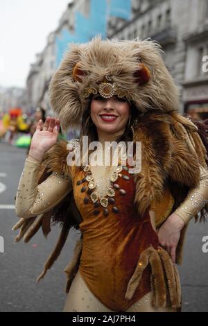 Eine Tänzerin aus der Samba-Schule besucht das Londoner Neujahrsfest Day Parade 2020 Stockfoto