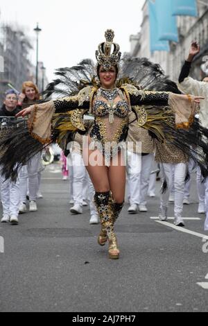 Eine Tänzerin aus der Samba-Schule besucht das Londoner Neujahrsfest Day Parade 2020 Stockfoto