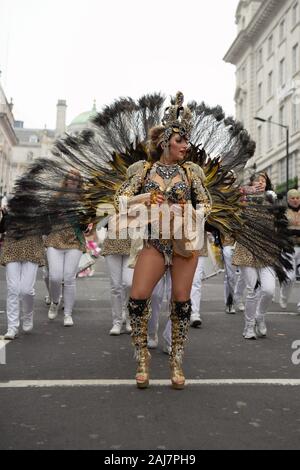 Eine Tänzerin aus der Samba-Schule besucht das Londoner Neujahrsfest Day Parade 2020 Stockfoto