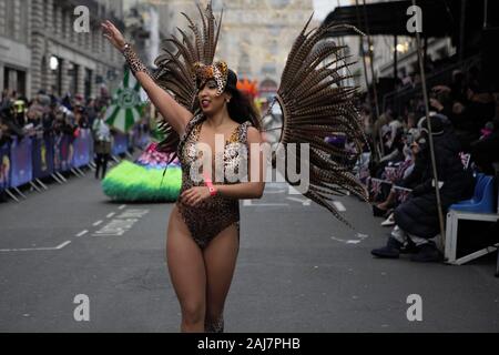 Eine Tänzerin aus der Samba-Schule besucht das Londoner Neujahrsfest Day Parade 2020 Stockfoto