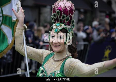 Eine Tänzerin aus der Samba-Schule besucht das Londoner Neujahrsfest Day Parade 2020 Stockfoto