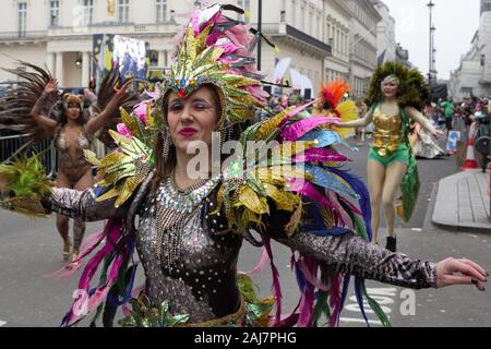 Eine Tänzerin aus der Samba-Schule besucht das Londoner Neujahrsfest Day Parade 2020 Stockfoto