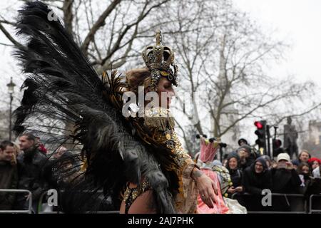 Eine Tänzerin aus der Samba-Schule besucht das Londoner Neujahrsfest Day Parade 2020 Stockfoto