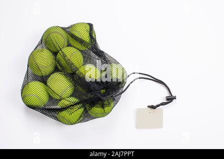 Tennis Bälle im Netzbeutel, isolierten Hintergrund. Ansicht von oben Stockfoto