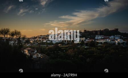 Blick über das Tal nach Silves Stadt und Burg auf dem Hügel bei Sonnenuntergang. Foto: Tony Taylor Stockfoto