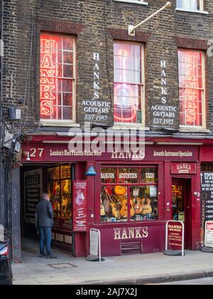 LONDON: Hanks Guitar Shop in Dänemark Straße (Tin Pan Alley) Stockfoto