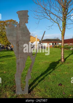 Tag der Erinnerung 11/11/2018 - Silhouette von WW1 Soldaten in der Nähe War Memorial in Shoeburyness Stockfoto