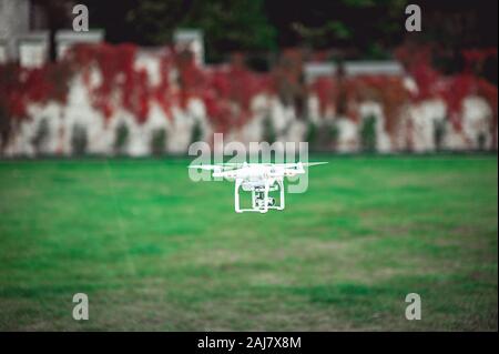 Drone ist vom Gras. Moderne Technik in unserem Leben. Stockfoto