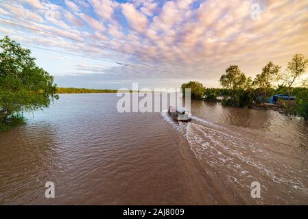 Bootsfahrt auf dem Mekong Delta region, Ben Tre, South Vietnam. Holz- Boot auf Kreuzfahrt im Wasser Kanal durch Kokospalmen Plantage. Stockfoto