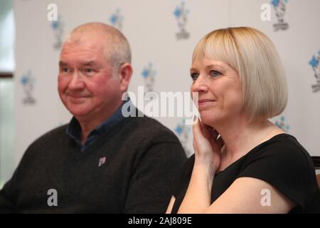 John und Allison McDonald, aus Stockton on Tees, ihre?feiern? 2 Millionen Lotto jackpot Gewinnen bei Crathorne Hall, North Yorkshire. Stockfoto