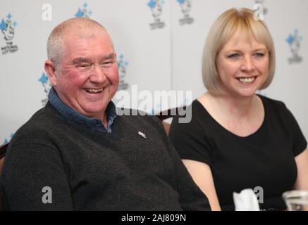 John und Allison McDonald, aus Stockton on Tees, ihre?feiern? 2 Millionen Lotto jackpot Gewinnen bei Crathorne Hall, North Yorkshire. Stockfoto