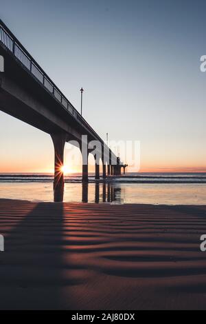 Sonnenaufgang in New Brighton Pier, Christchurch, Neuseeland Stockfoto