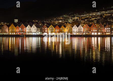 Bergen, Norwegen - November 2019. Bergen bei Nacht. Bryggen - die meisten Touristenattraktionen in Bergen - UNESCO-Weltkulturerbe - alte hansaetic Wald besucht. Stockfoto