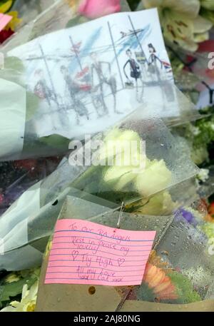 Floral Tribute, an der Szene in Stanwell geblieben sind, in der Nähe von London Heathrow Flughafen, der ein tödlicher Absturz am Silvesterabend in der drei British Airways Kabinenpersonal enthalten. Stockfoto