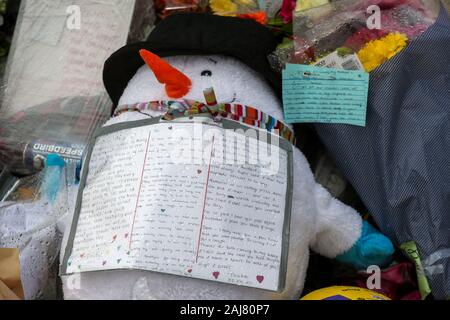 Tribute, an der Szene in Stanwell geblieben sind, in der Nähe von London Heathrow Flughafen, der ein tödlicher Absturz am Silvesterabend in der drei British Airways Kabinenpersonal enthalten. Stockfoto