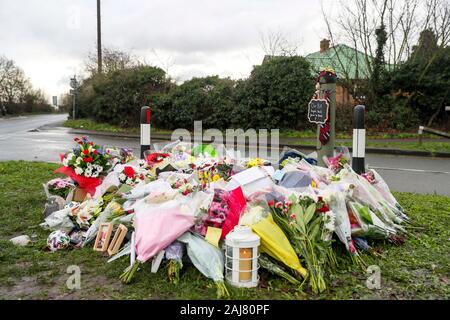 Floral Tribute, an der Szene in Stanwell geblieben sind, in der Nähe von London Heathrow Flughafen, der ein tödlicher Absturz am Silvesterabend in der drei British Airways Kabinenpersonal enthalten. Stockfoto