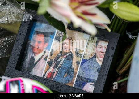 Floral Tribute, an der Szene in Stanwell geblieben sind, in der Nähe von London Heathrow Flughafen, der ein tödlicher Absturz am Silvesterabend in der drei British Airways Kabinenpersonal enthalten. Stockfoto