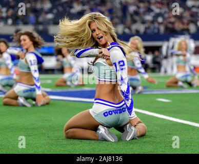 Arlington, Texas, USA. 29 Dez, 2019. Dallas Cowboys Cheerleaders durchführen, während ein NFL Football Spiel zwischen den Washington Redskins und Dallas Cowboys bei AT&T Stadium in Arlington, Texas. Manny Flores/CSM/Alamy leben Nachrichten Stockfoto