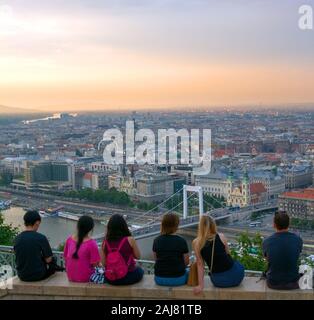 Die Leute sitzen am Gellert Hill mit Blick auf die Stadt Budapest Stockfoto