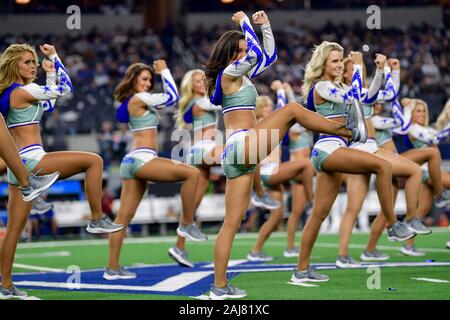 Arlington, Texas, USA. 29 Dez, 2019. Dallas Cowboys Cheerleaders durchführen, während ein NFL Football Spiel zwischen den Washington Redskins und Dallas Cowboys bei AT&T Stadium in Arlington, Texas. Manny Flores/CSM/Alamy leben Nachrichten Stockfoto