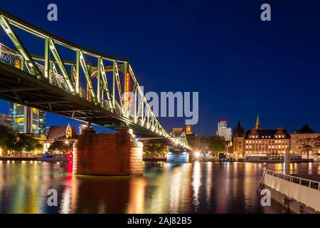 Fußgängerbrücke "Eiserner Steg auf der anderen Seite des Mains in Frankfurt bei Nacht Stockfoto