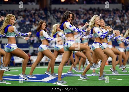 Arlington, Texas, USA. 29 Dez, 2019. Dallas Cowboys Cheerleaders durchführen, während ein NFL Football Spiel zwischen den Washington Redskins und Dallas Cowboys bei AT&T Stadium in Arlington, Texas. Manny Flores/CSM/Alamy leben Nachrichten Stockfoto