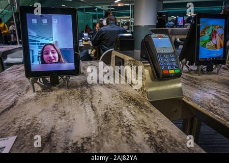 Lester Pearson Flughafen, Toronto, Kanada, Dezember 2019 - Tabletten für Bestellung und Bezahlung für Essen in der Abflughalle am Flughafen Toronto Pearson Stockfoto