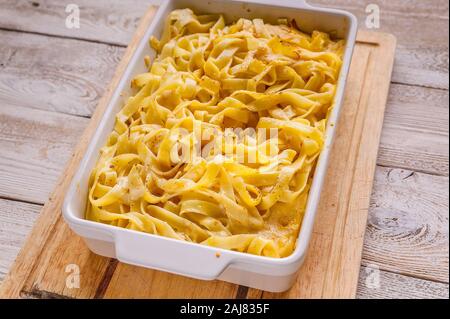 Close-up italienischen Pasta. Gebackene Fettuccine mit Käse und geräucherte Wurst. Stockfoto