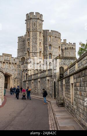 Edward III Tower gesehen aus der Mitte der Gemeinde im Schloss Windsor in Windsor, Berkshire, England, Vereinigtes Königreich Stockfoto