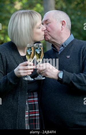 John und Allison McDonald, aus Stockton on Tees, ihre?feiern? 2 Millionen Lotto jackpot Gewinnen bei Crathorne Hall, North Yorkshire. Stockfoto