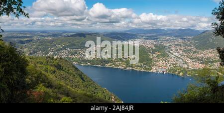 Cernobbio - das Panorama der Stadt und der Landschaft am Comer See. Stockfoto