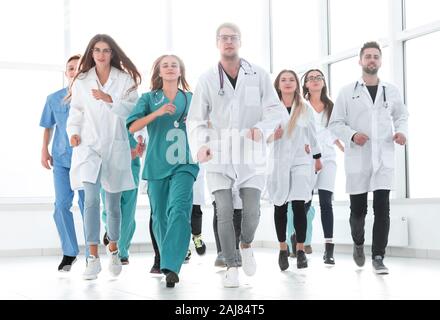 Zuversichtlich neue Generation Ärzte treten die Rettung. Stockfoto