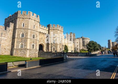 Henry VIII Gateway, Henry III Tower, runden Turm und Edward III Turm im Schloss Windsor in Windsor, Berkshire, England, Vereinigtes Königreich Stockfoto