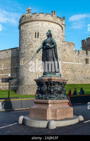 Statue von Queen Victoria auf Castle Hill, mit Salisbury Turm im Hintergrund im Schloss Windsor in Windsor, Berkshire, England, Vereinigtes Königreich Stockfoto