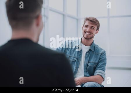 Junger Mann Interviews zu Gast im Studio. Stockfoto