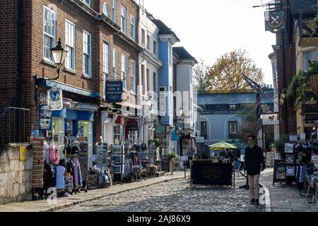 Anzeigen suchen entlang der Church Street, die der Königin Charlotte Pub in Windsor, Berkshire, England, Vereinigtes Königreich Stockfoto