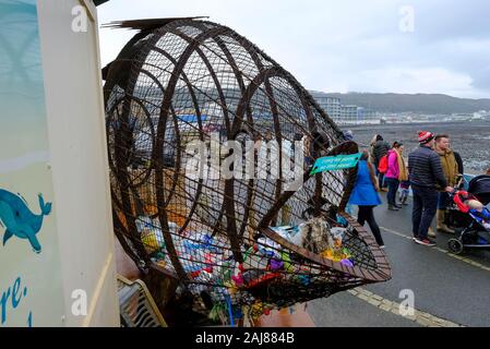 Filup die Fische, durch Metall Künstler Robert Floyd erstellt, für Kunststoff Abfallflasche Sammlung an der Promenade von Westward Ho! North Devon, Großbritannien Stockfoto
