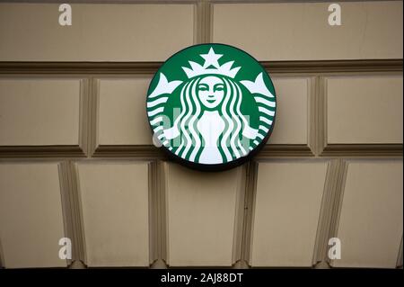 Krakau, Polen. 2 Jan, 2020. Ein amerikanischer Kaffee und Kaffeehaus Kette Starbucks Logo in Krakau gesehen. Credit: Omar Marques/SOPA Images/ZUMA Draht/Alamy leben Nachrichten Stockfoto